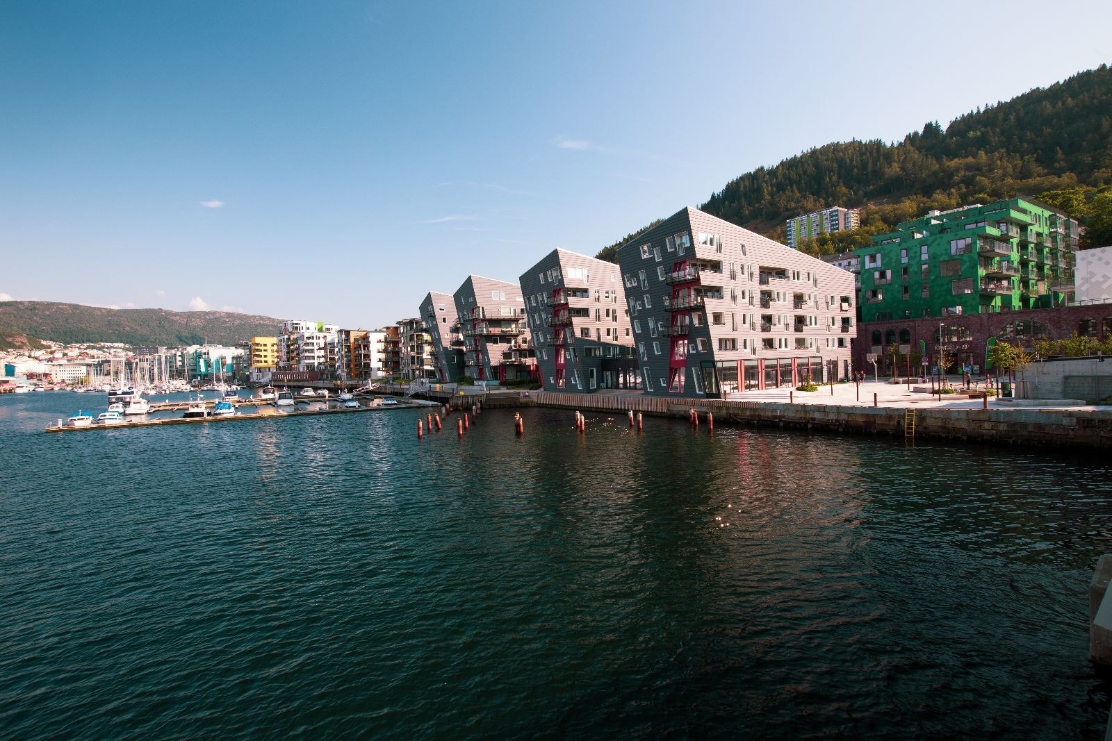 Damsgårdsundet har havpromenade på bryggen helt til Danmarksplass. Galleribilde