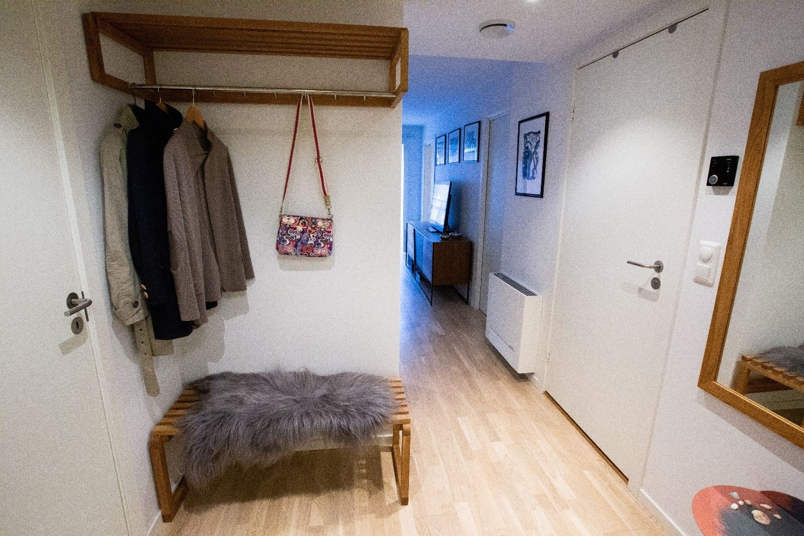 Innbydende entré med plass til å henge fra seg yttertøyet. Galleribilde
