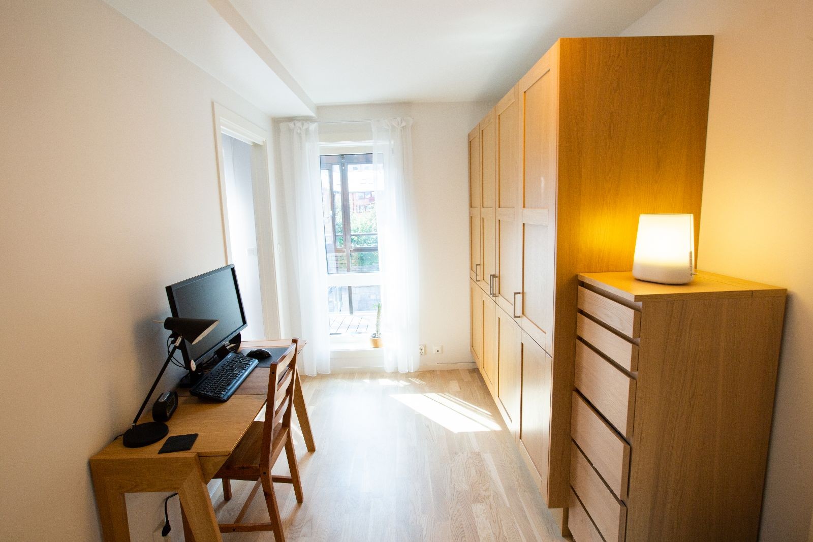 Her er det plass til dobbeltseng, garderobeløsning og kontorpult. Galleribilde