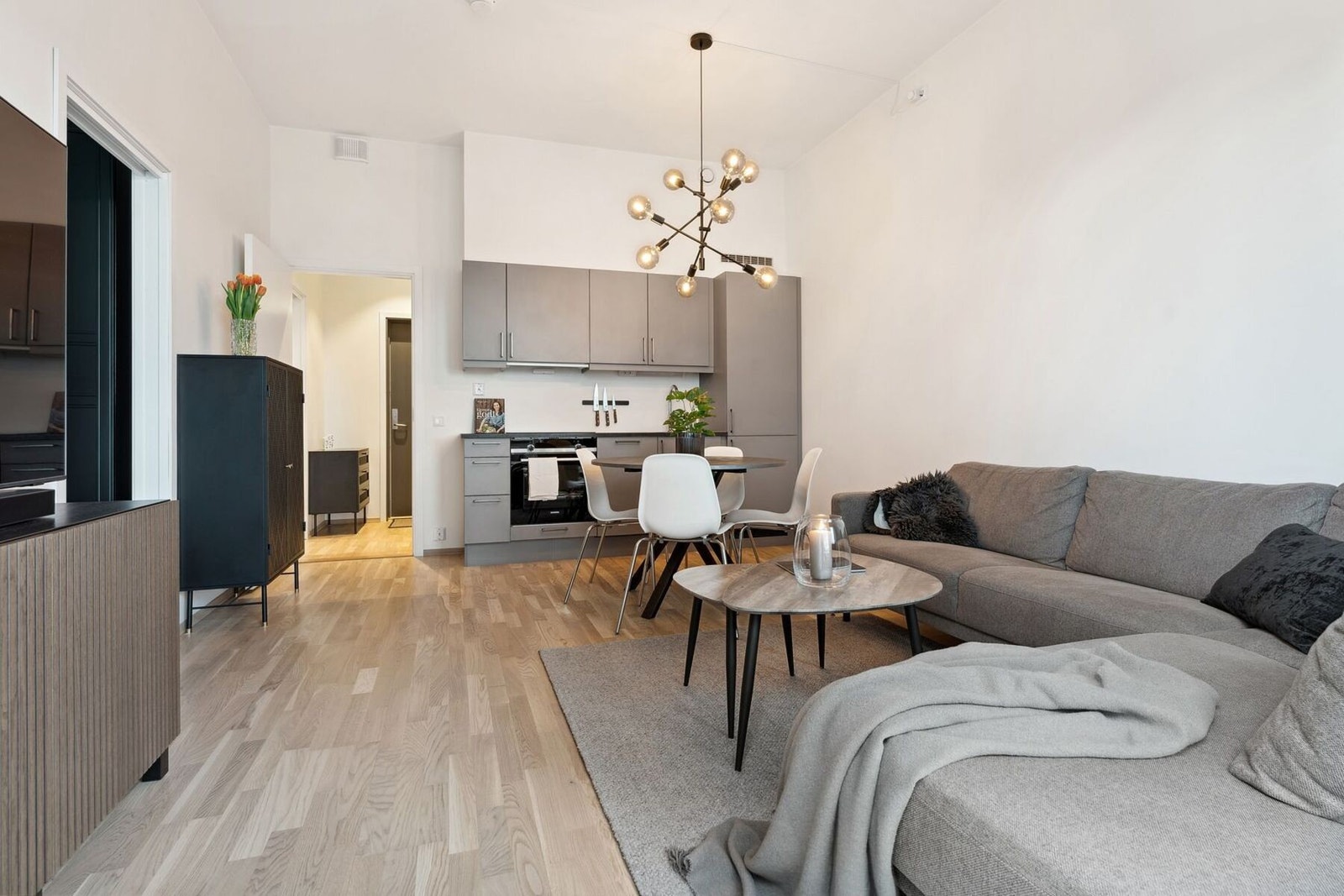 Leiligheten fremstår som stilren og tidsriktig, med gjennomgående gode materialvalg og en praktisk planløsning som utnytter arealet på en god måte. Galleribilde