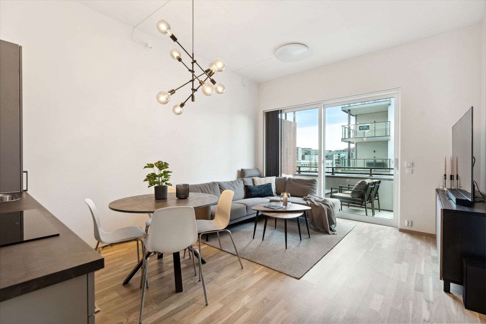 Leiligheten har et bruksareal (BRA-i) på 42 m² og inneholder entré/gang, bad, bod, stue med åpen kjøkkenløsning og soverom. Galleribilde