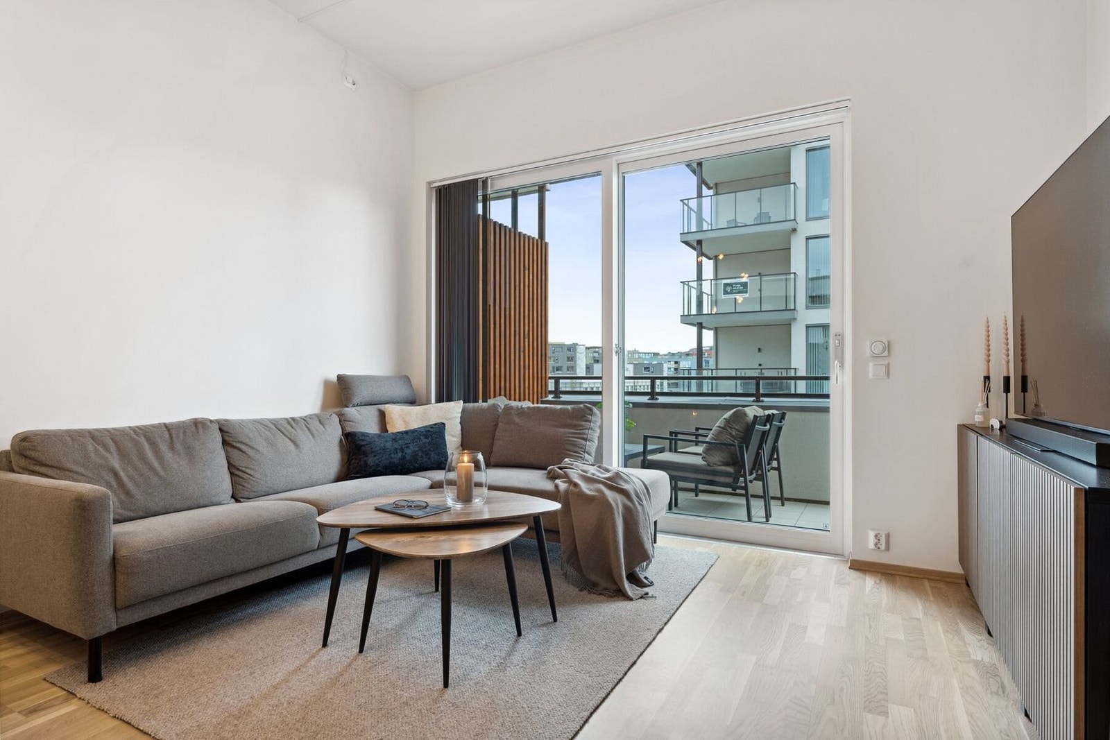 Fra stuen er det utgang til balkong på ca. 5 m², som gir en fin forlengelse av oppholdsrommet. I tillegg har seksjonen tilgang til en felles takterrasse. Galleribilde