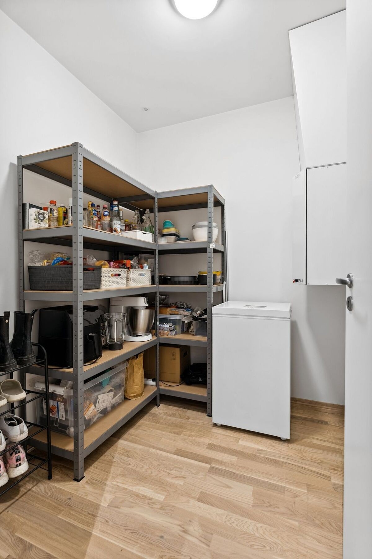 Boligen har en praktisk innvendig bod på ca. 4 m², som gir gode oppbevaringsmuligheter og bidrar til en ryddig og funksjonell hverdag. Galleribilde