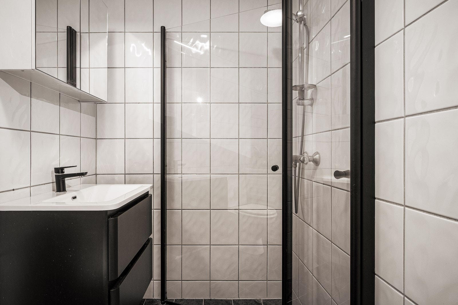 Badet måler 3,1 m² og har varmekabler i gulv. Det er avtrekksvifte på bad og rør i rør system. Galleribilde