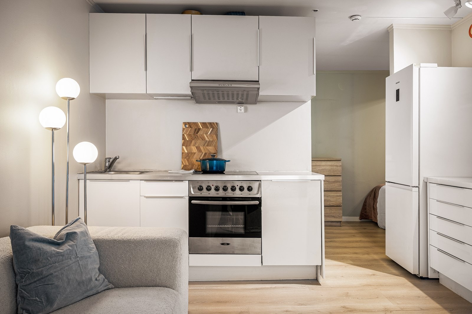 Kjøkkeninnredning fra IKEA med slette fronter og benkeplate i laminat. Galleribilde