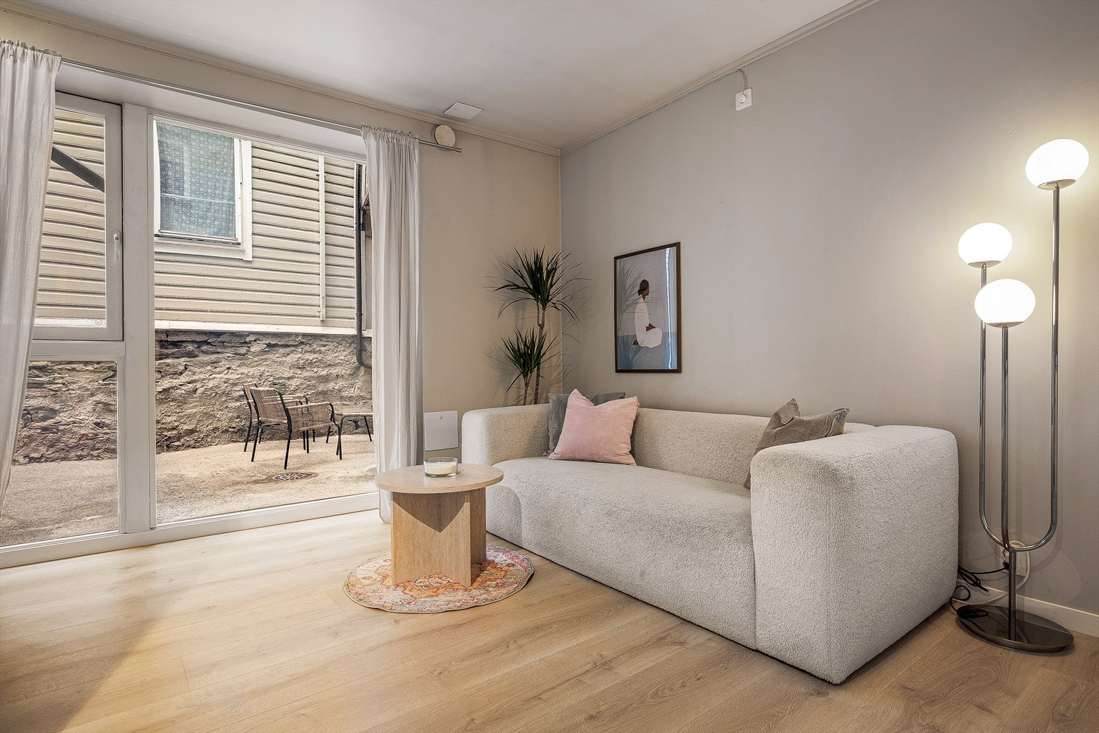 Stue/kjøkken måler 13,4 m² og er malt i behagelige toner som gir en lun atmosfære. Galleribilde