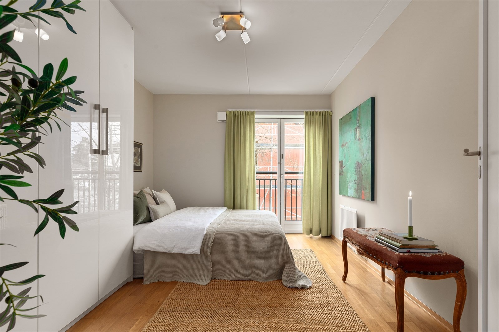 Lyst og luftig hovedsoverom med plass til dobbeltseng og garderobe. Galleribilde