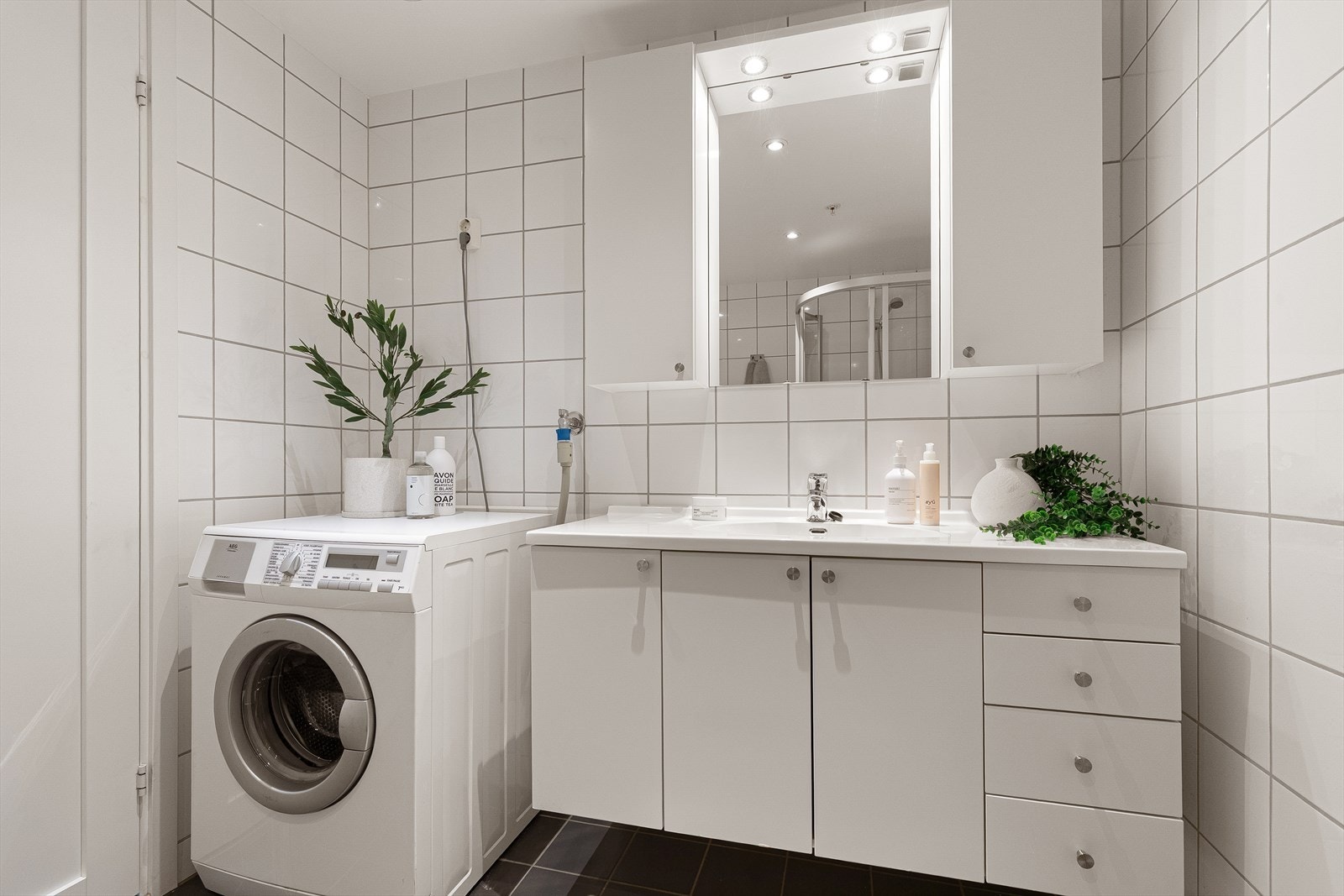 Badet har opplegg for vaskemaskin og tørketrommel. Galleribilde
