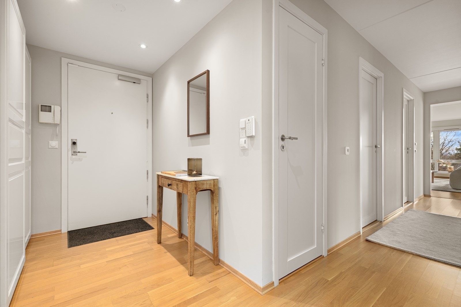 Romslig entré/gang med garderobe for yttertøy og sko. Galleribilde