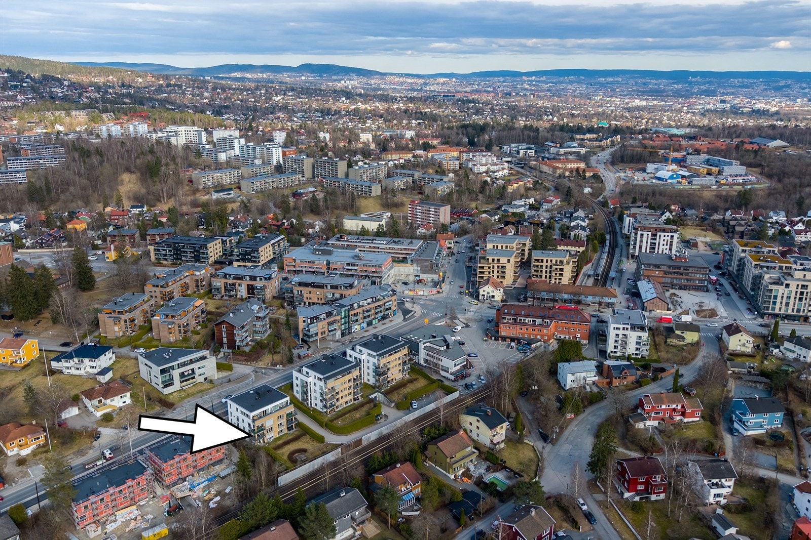 I nabolaget finner du både et godt kollektivtilbud, en rekke butikker, flere treningssenter og vakre turområder. Galleribilde