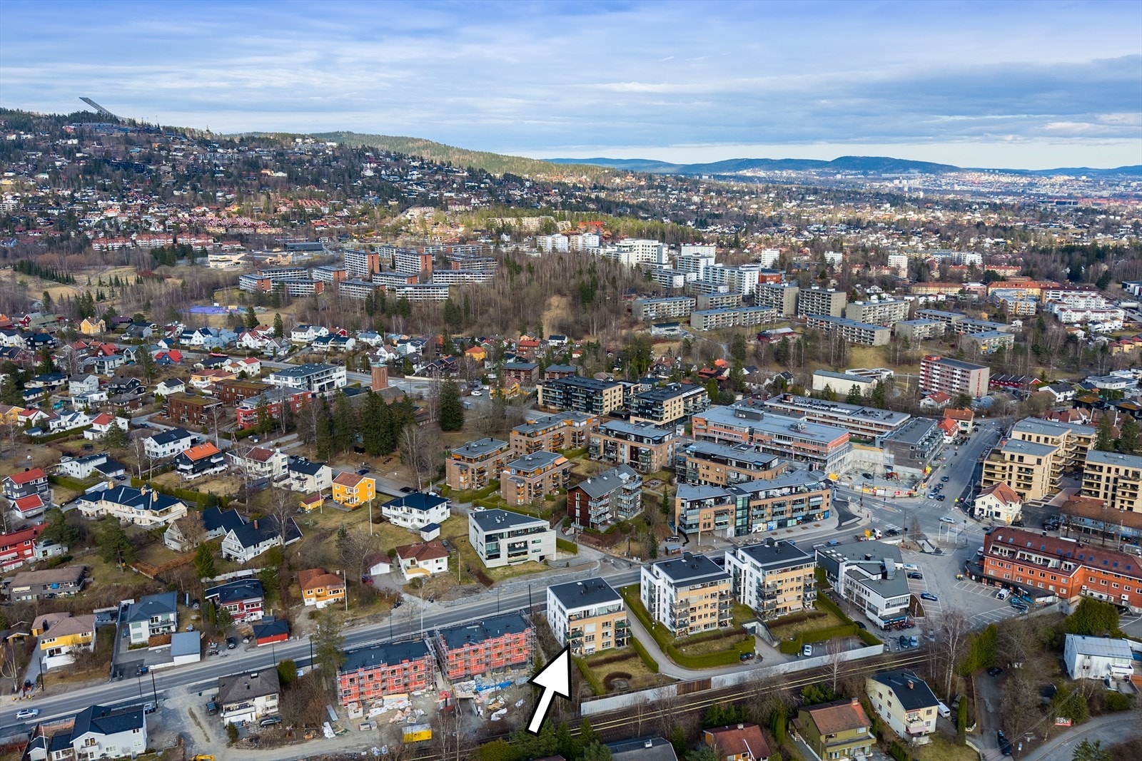Griniveien 16 ligger sentralt og i et etterspurt boligområde på Røa i Oslo med umiddelbar nærhet til et rikt utvalg av fasiliteter og servicetilbud. Galleribilde