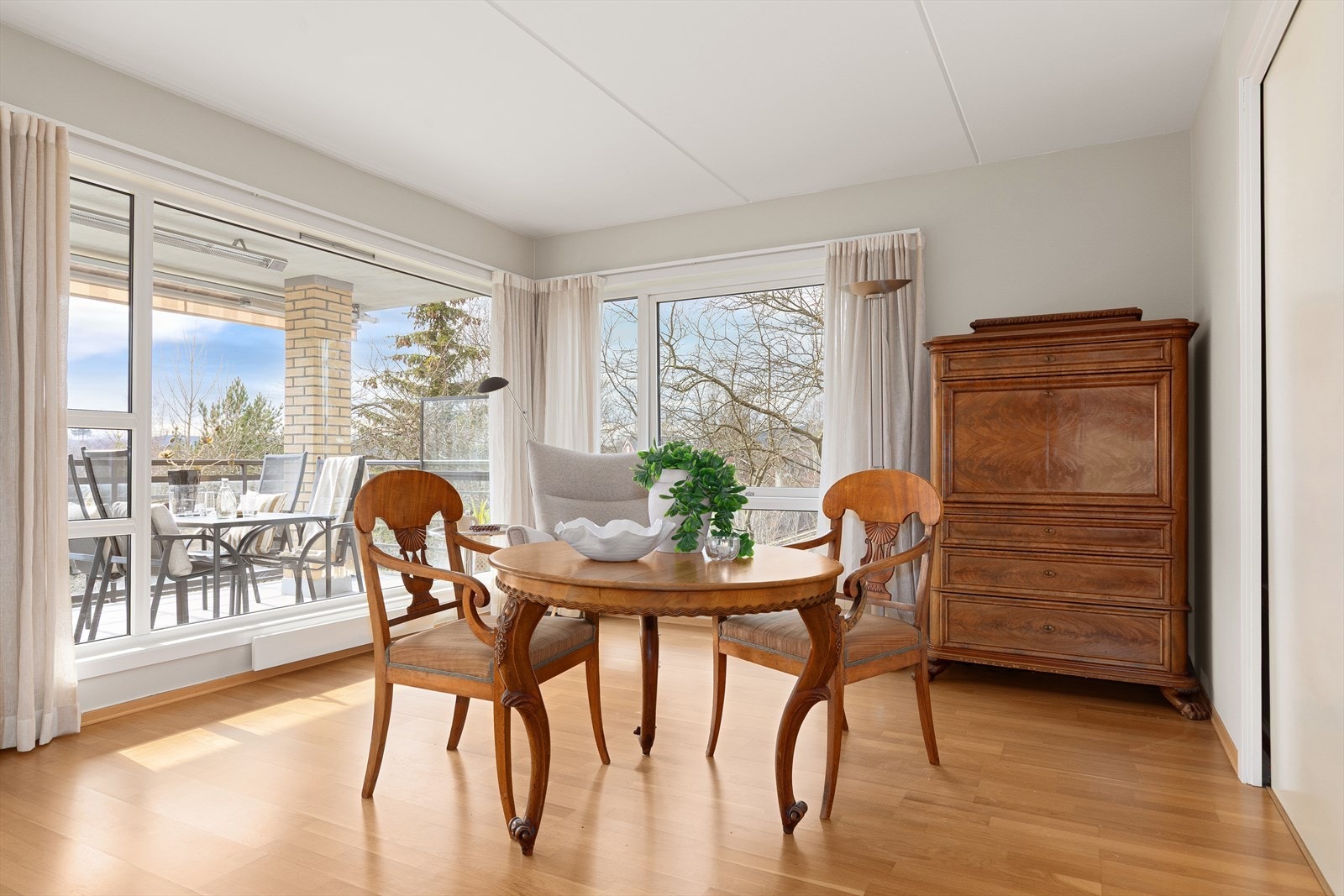 Hjørneleilighet med vakkert lysinnslipp fra to himmelretninger. Galleribilde