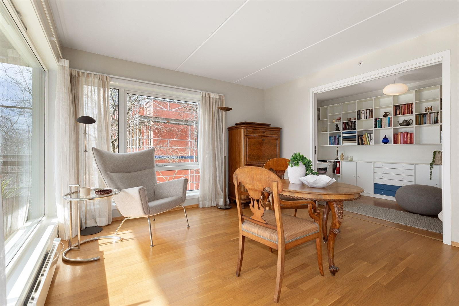 Fra stuen er det inngang til arbeidsrom/soverom. Galleribilde