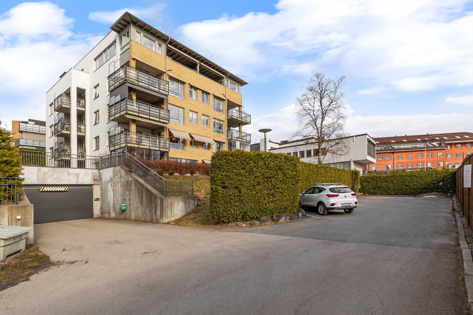 I kjeller er det felles garasjeanlegg. Leiligheten disponerer 1 plass med elbillader. Galleribilde