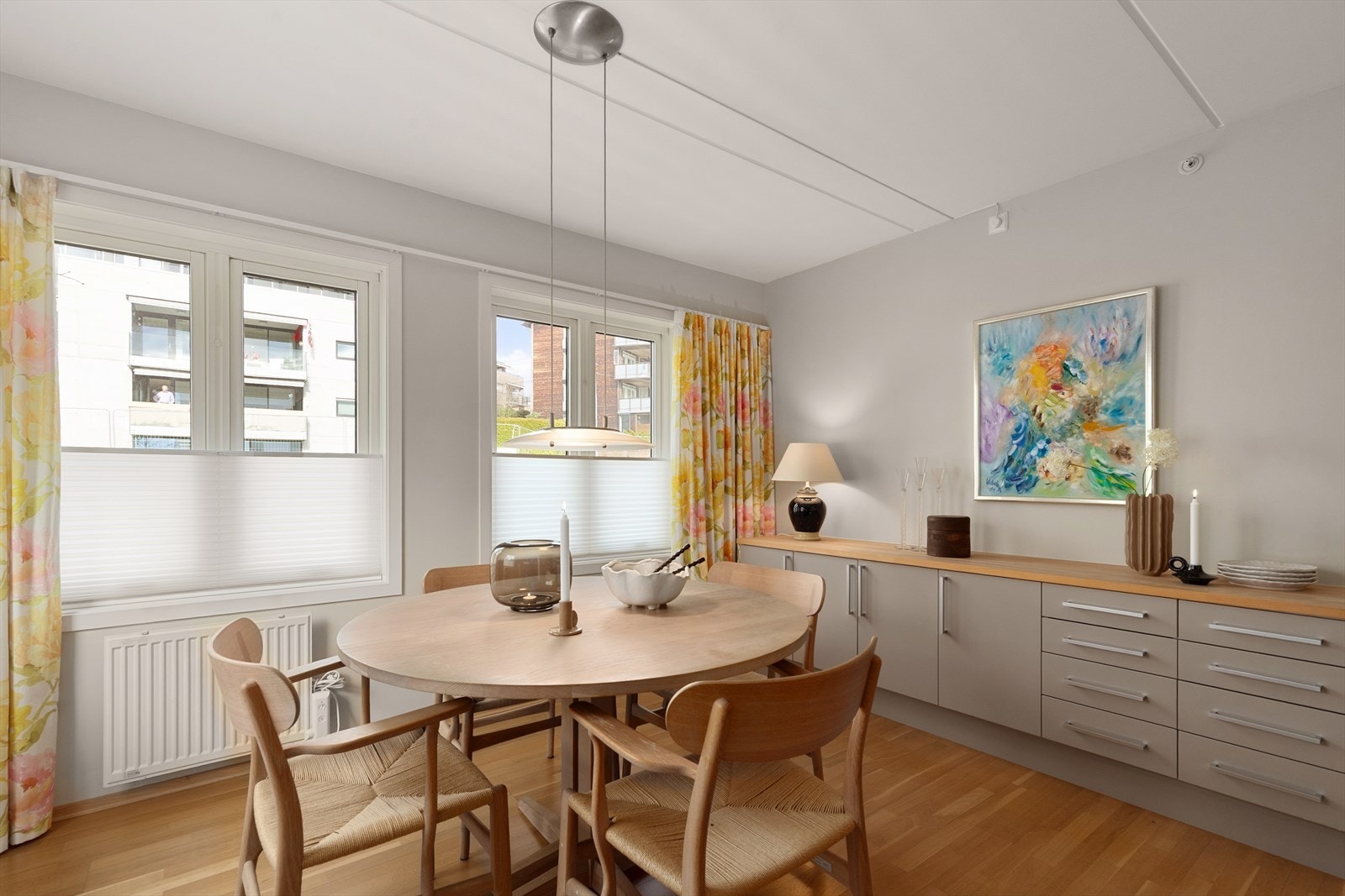 God plass til spisebord og hyggelig måltider. Galleribilde
