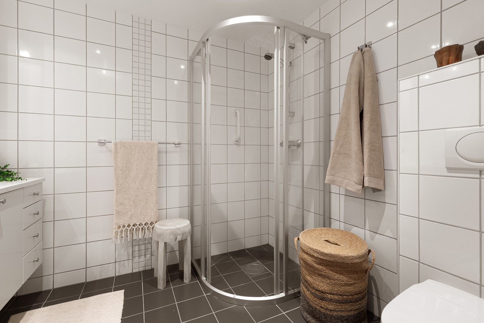 Bad med dusjnisje, wc, servant med underskap og speil. Galleribilde