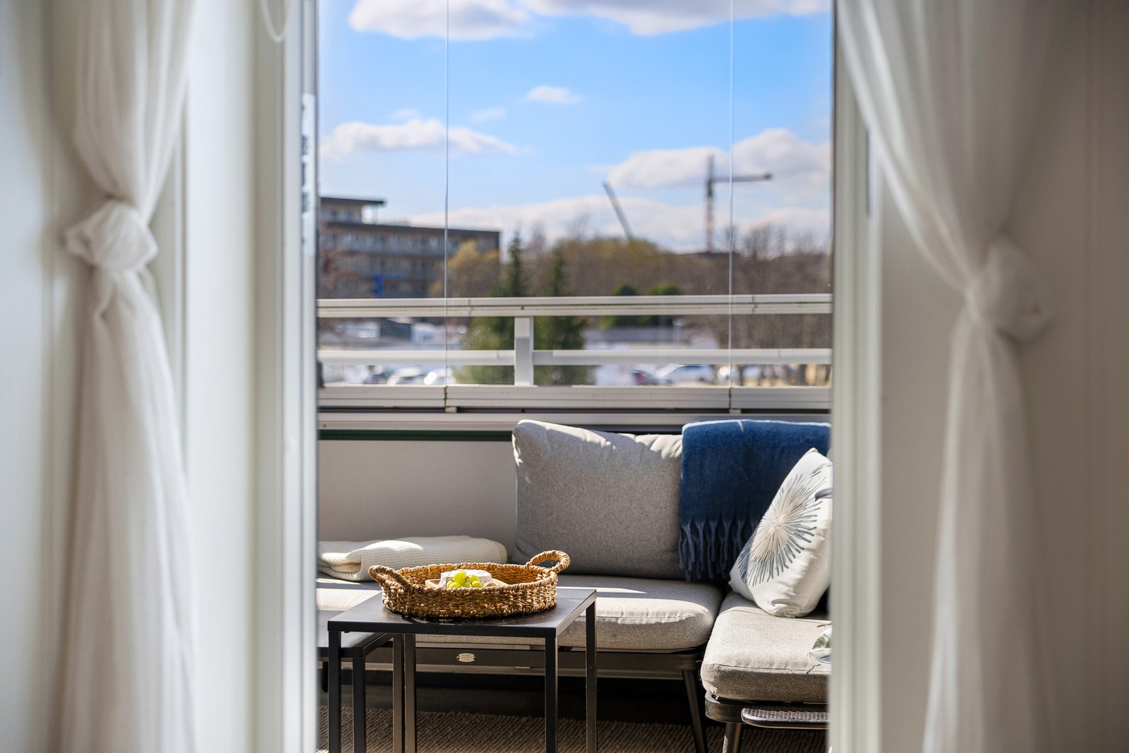 Fra stuen har du direkte utgang til den vestvendte balkongen. Galleribilde