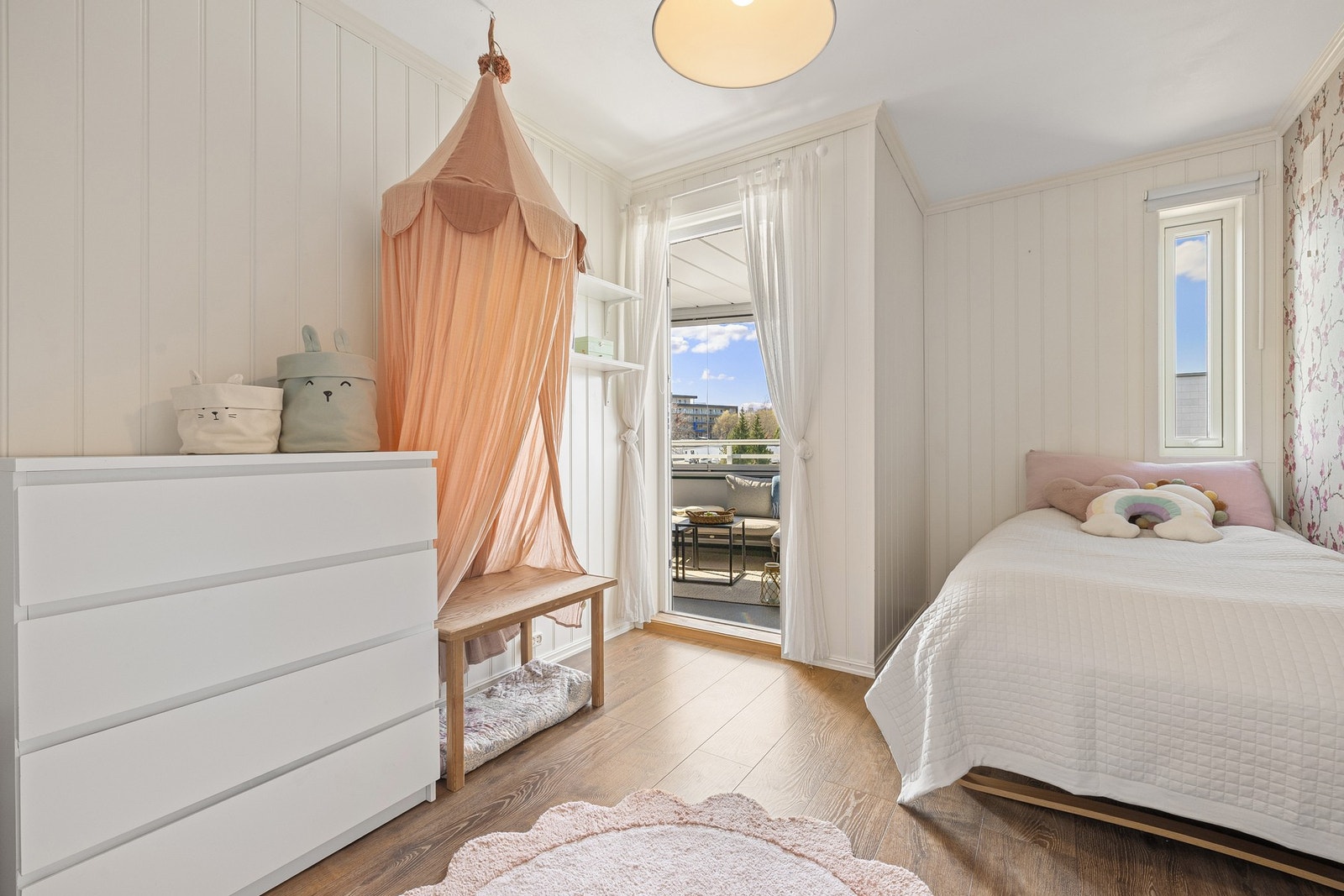 Fra soverommet har du egen utgang til balkongen. Galleribilde