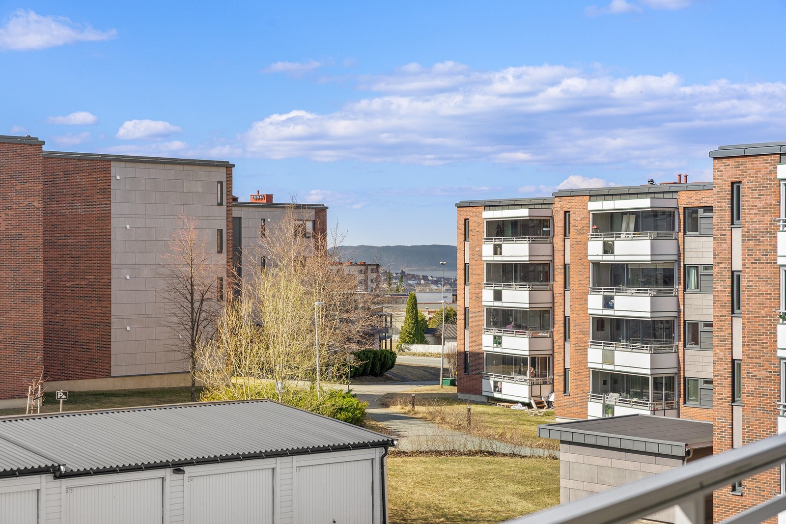 Det er verdt å nevne at balkongen er innglasset og at man kan åpne helt opp ved å skyve glassene til siden når solen steker. Galleribilde