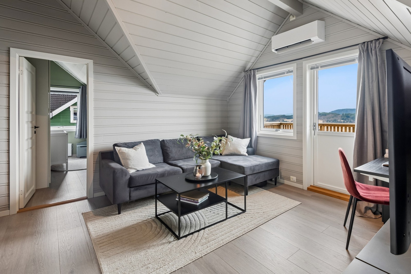 Loftetasjen har en hyggelig stuekrok med plass til sofagruppe. Fra stuen har man enkel adkomst til veranda. Galleribilde