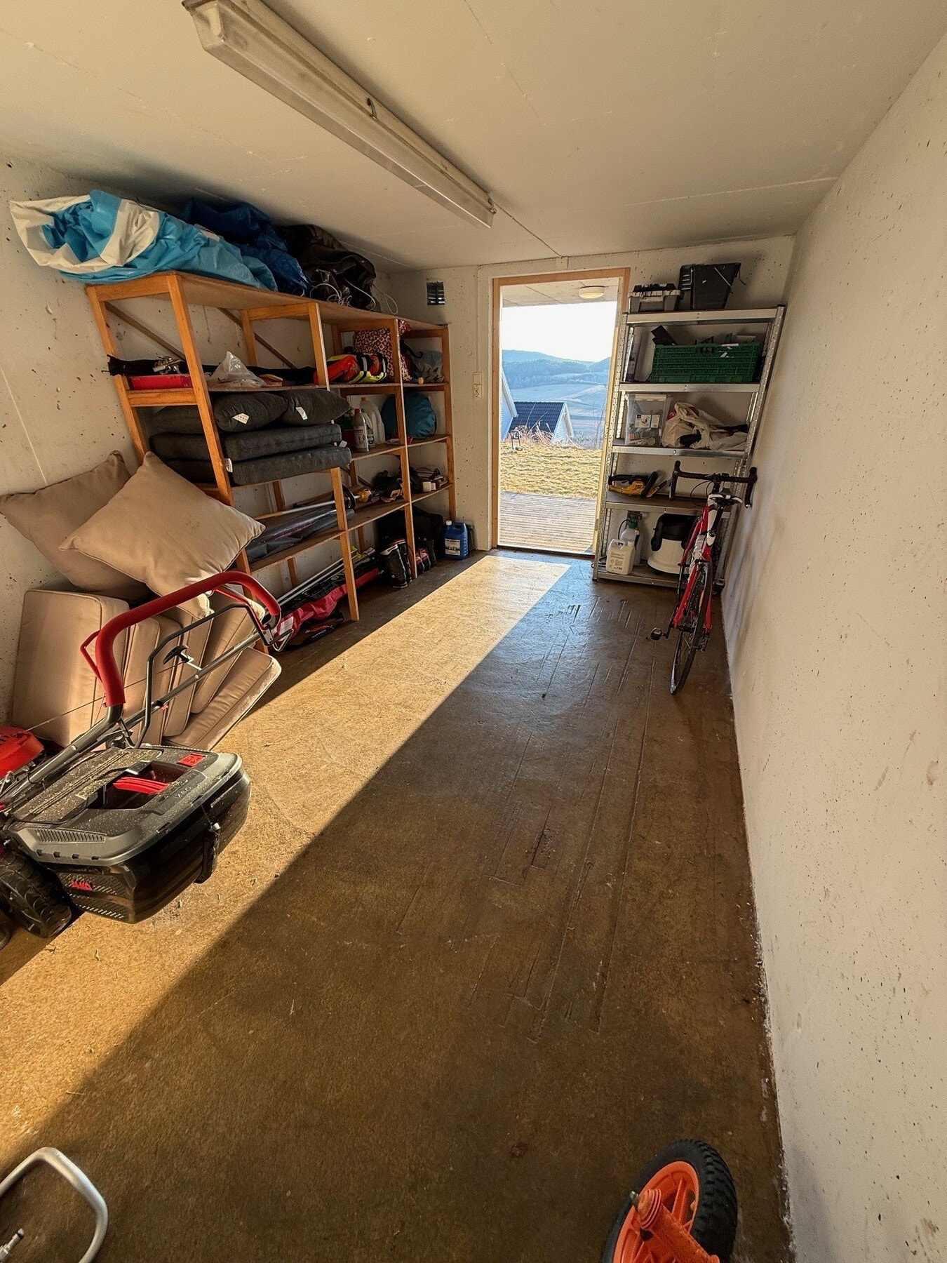 Praktisk bod med plass til lagring. Bilde tatt av selger. Galleribilde