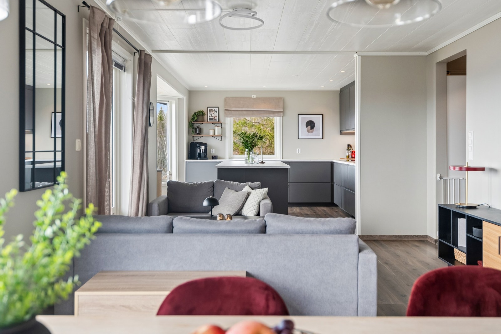 Kjøkkenet har en åpen løsning til stue. Galleribilde