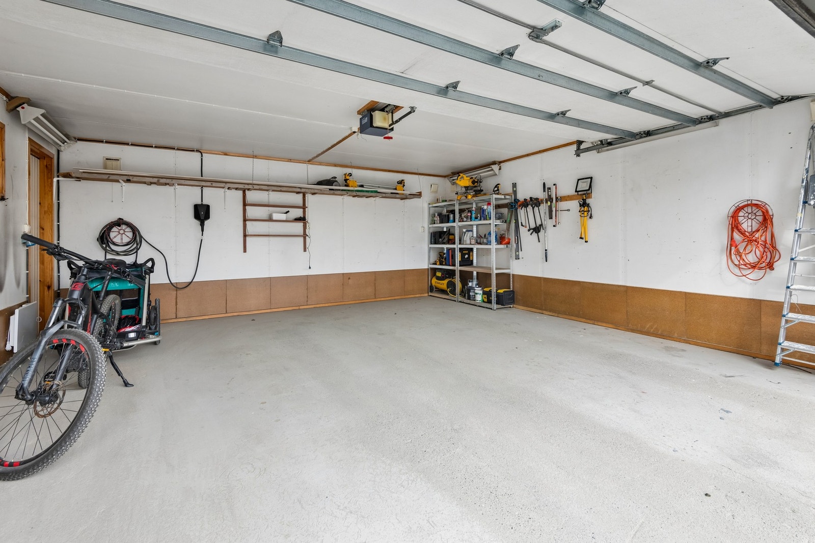 Garasje med plass til to biler. Det er etablert elbillader i garasjen. Galleribilde