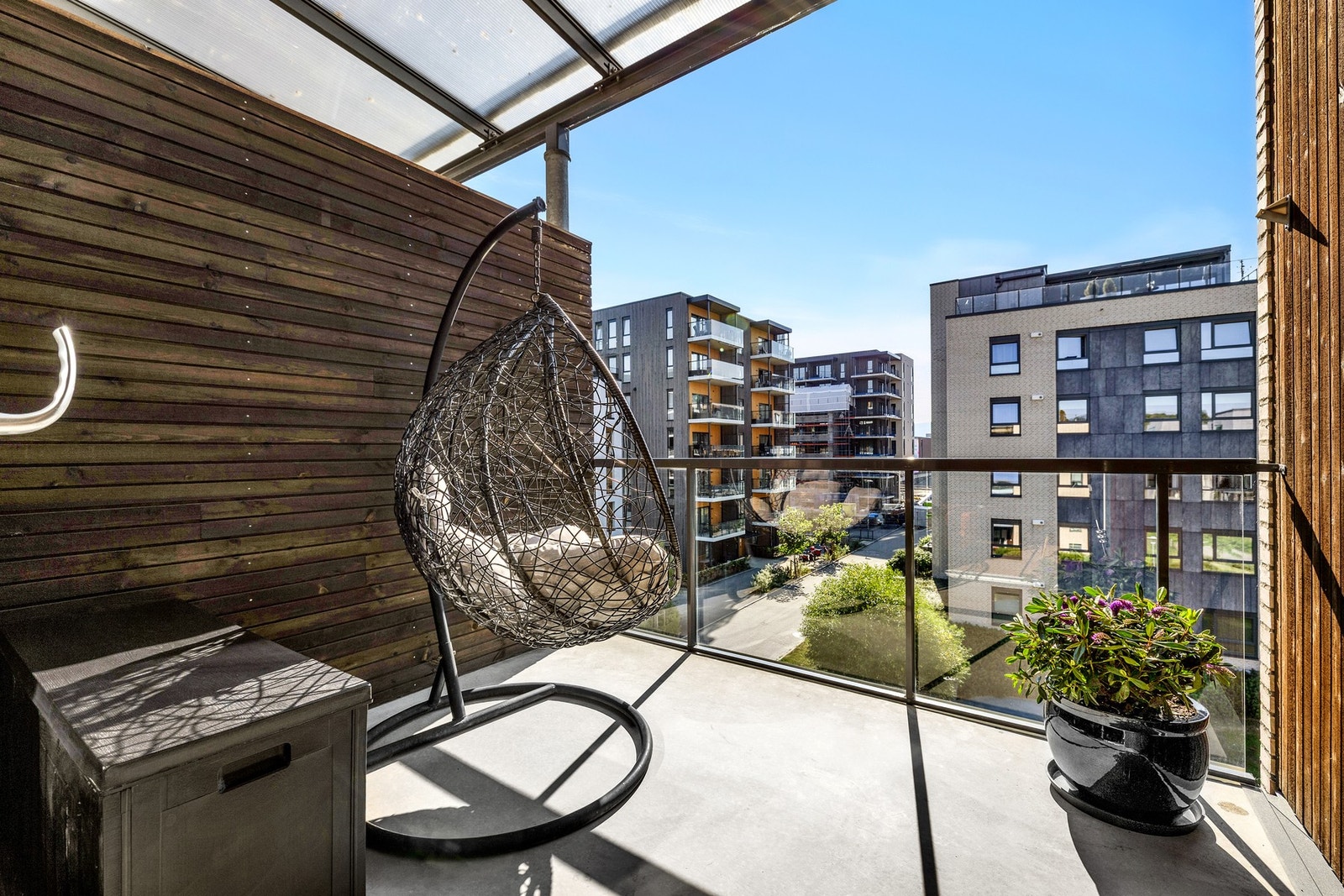 Balkongen oppleves som en forlengelse av stuen i sommerhalvåret. Galleribilde