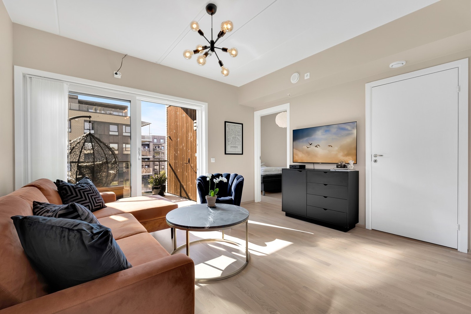 Leiligheten er fra 2019 og byr på moderne fasiliteter som fjernvarme, heis i bygget, balansert ventilasjon m.m. Galleribilde