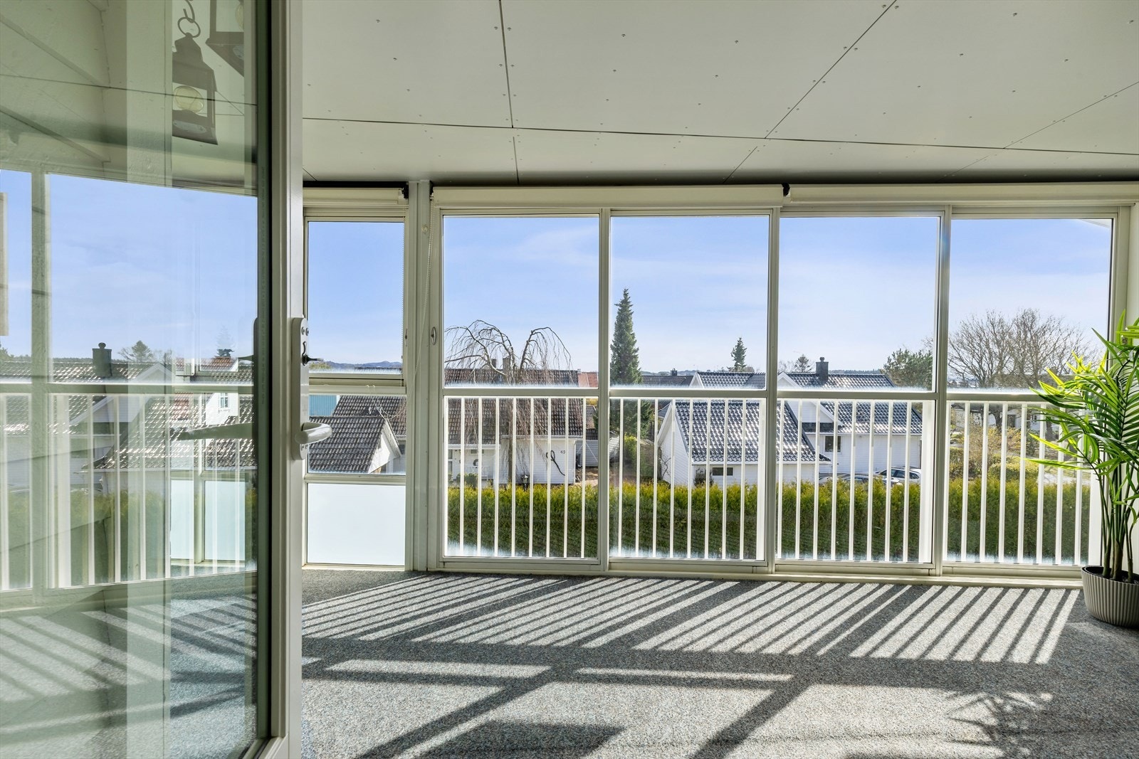 Dørene kan trekkes til siden på dager man vil slippe solstrålene helt inn Galleribilde