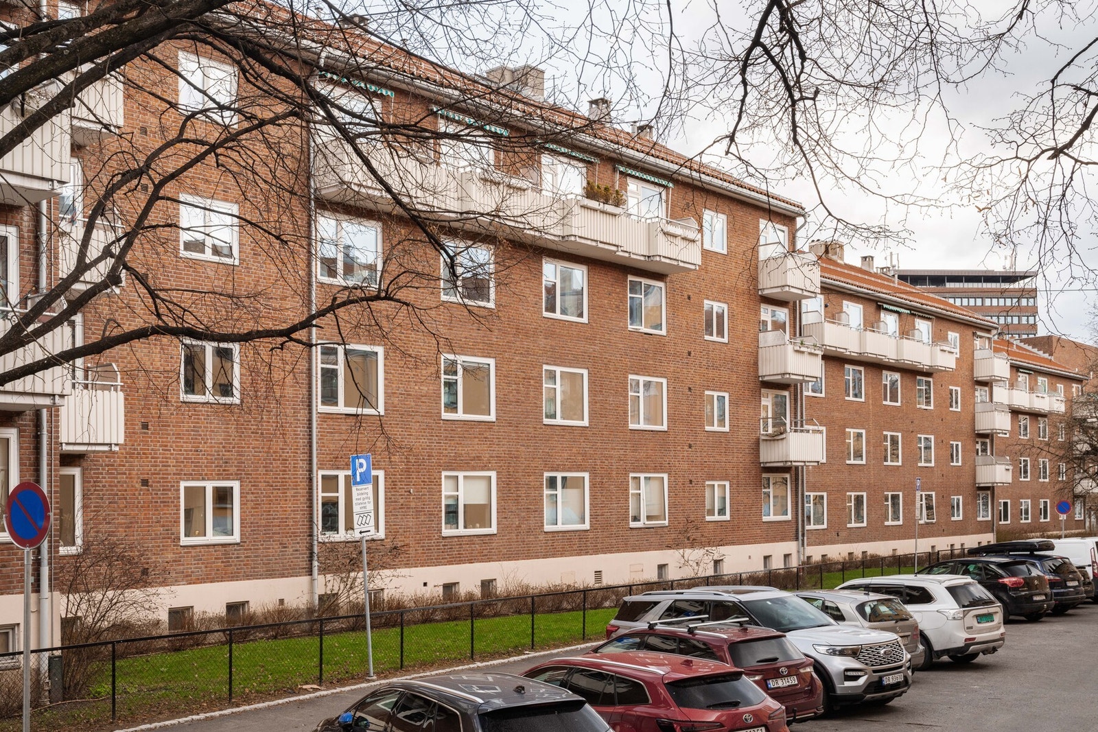 Boligen er tilknyttet ordningen for beboerparkering, som gir gode parkeringsmuligheter i gatene utenfor. Galleribilde