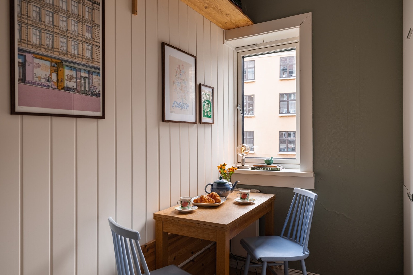 Plass til hyggelig frokostbord ved vinduet. Galleribilde