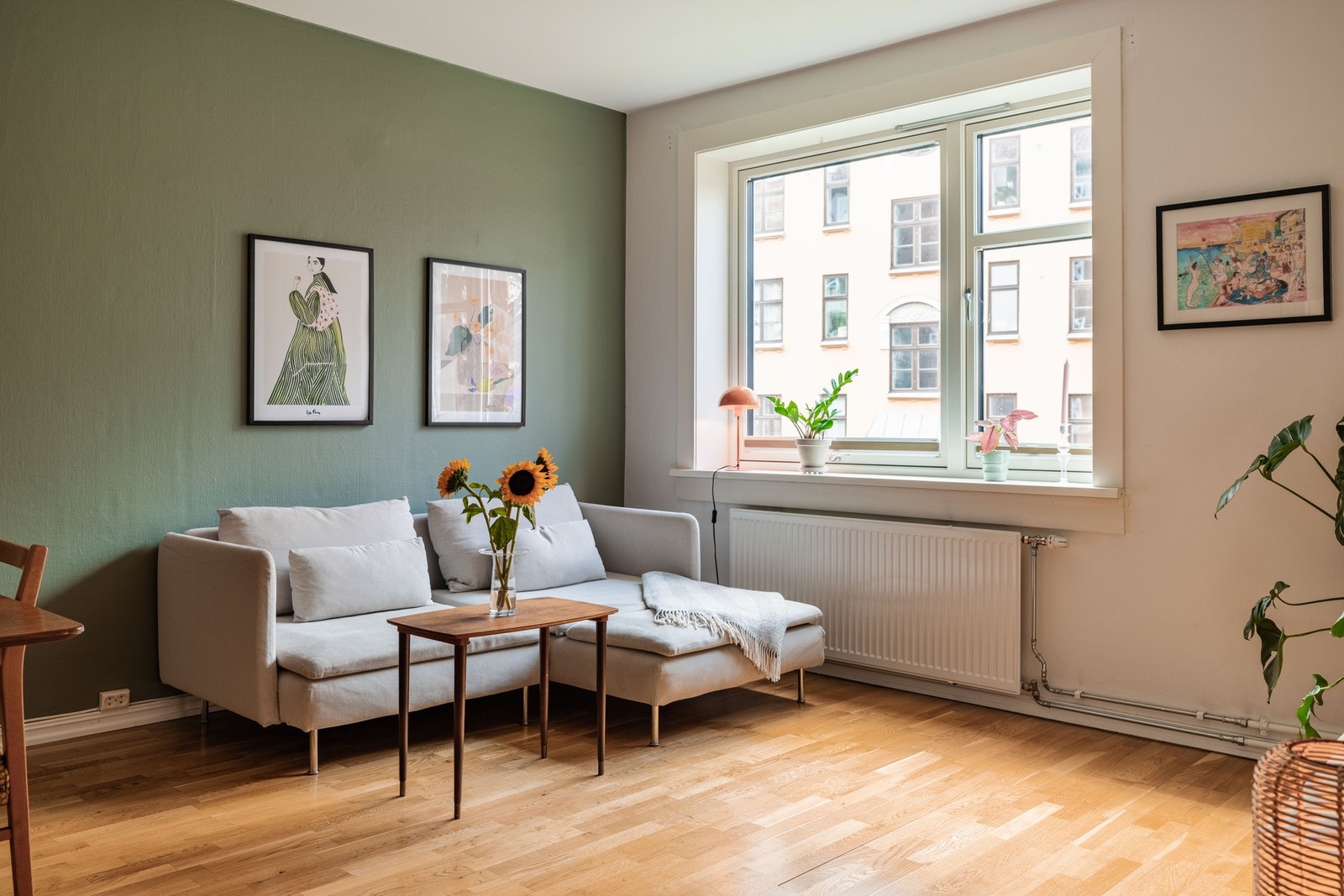 De store vindusflatene gir godt med naturlig lys. Vinduene ble byttet i 2024. Galleribilde
