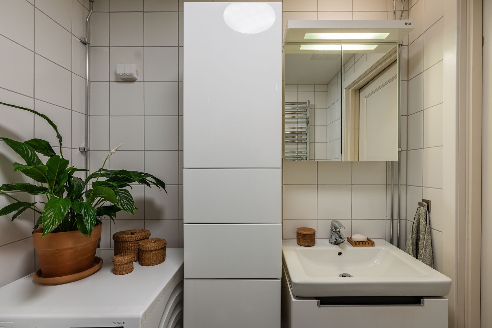 Badet har opplegg for vaskemaskin og god oppbevaringsplass i høyskap, speilskap og servantskap. Galleribilde