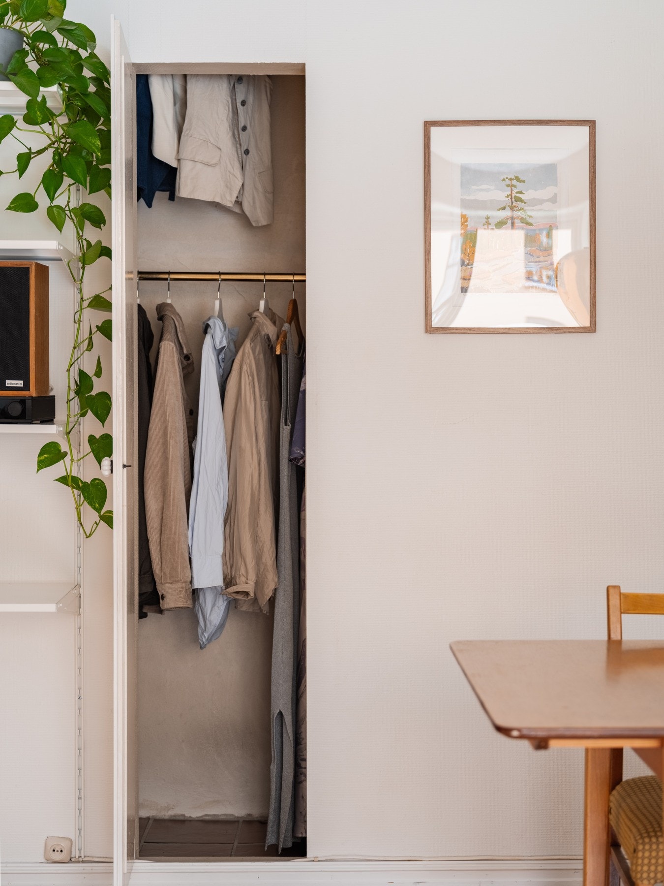 Fra stuen er det inngang til et lite kott med ekstra oppbevaringsplass. Galleribilde