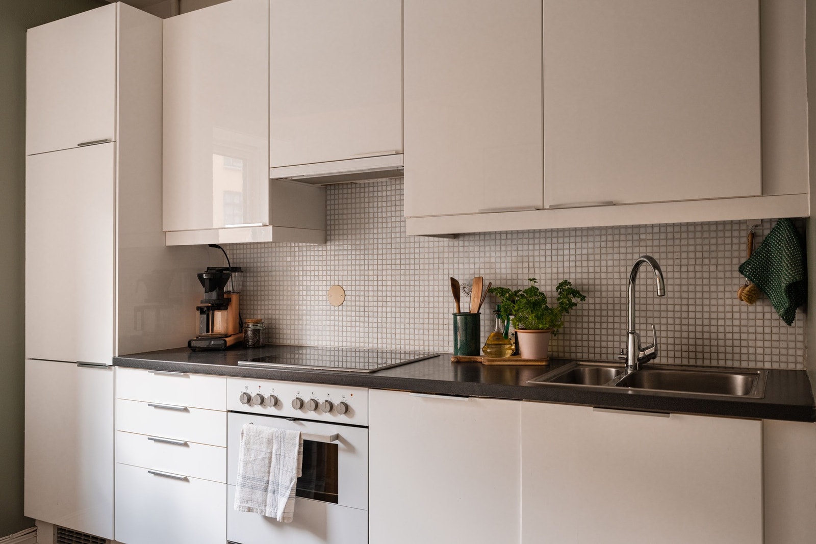 Lys og tidløs IKEA kjøkkeninnredning. Galleribilde