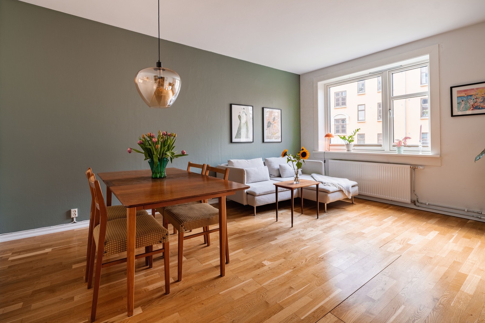 Innbydende og luftig stue med gode møbleringsmuligheter. Galleribilde