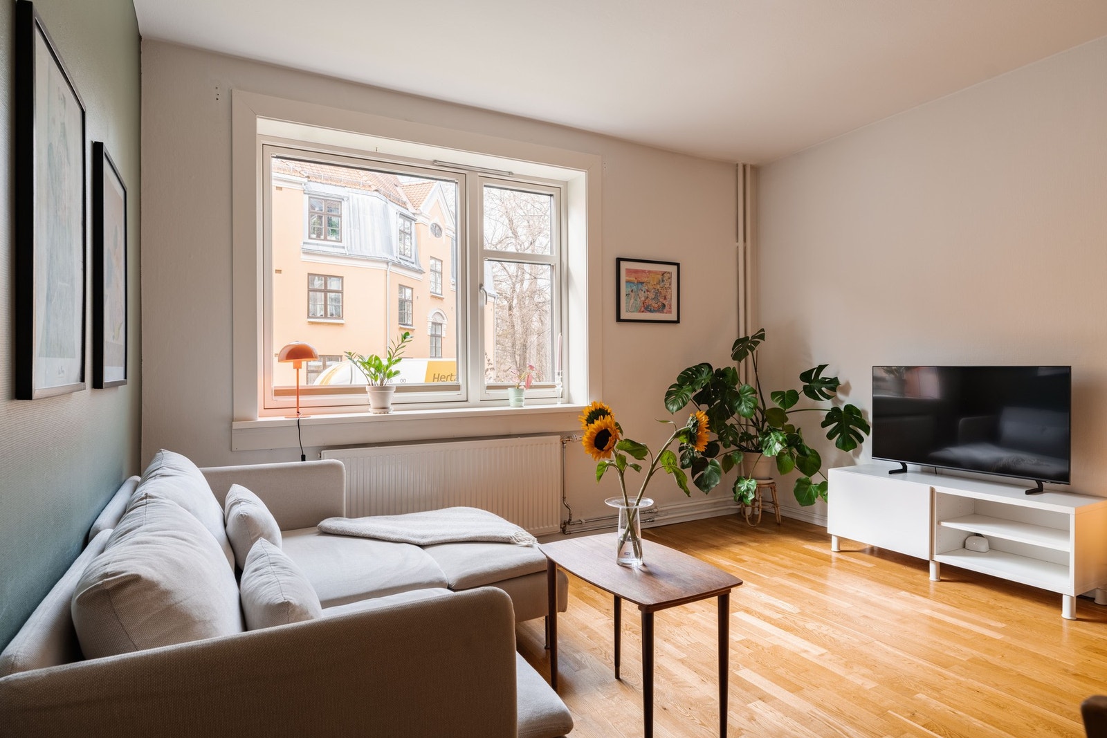 Stuens gode utforming gjør det enkelt å møblere etter eget ønske. Galleribilde