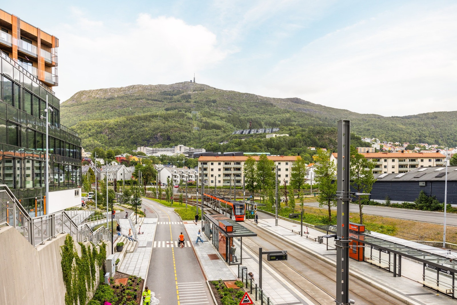 Kort gange til bybanens linje 2 på Kronstad, som går mot Haukeland Universitetssykehus, og Fyllingsdalen i motsatt retning. Galleribilde