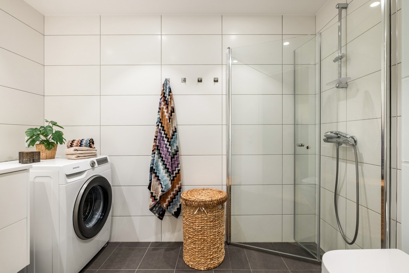 Badet ligger til venstre for entrédøren og måler 4,3 kvm. Galleribilde