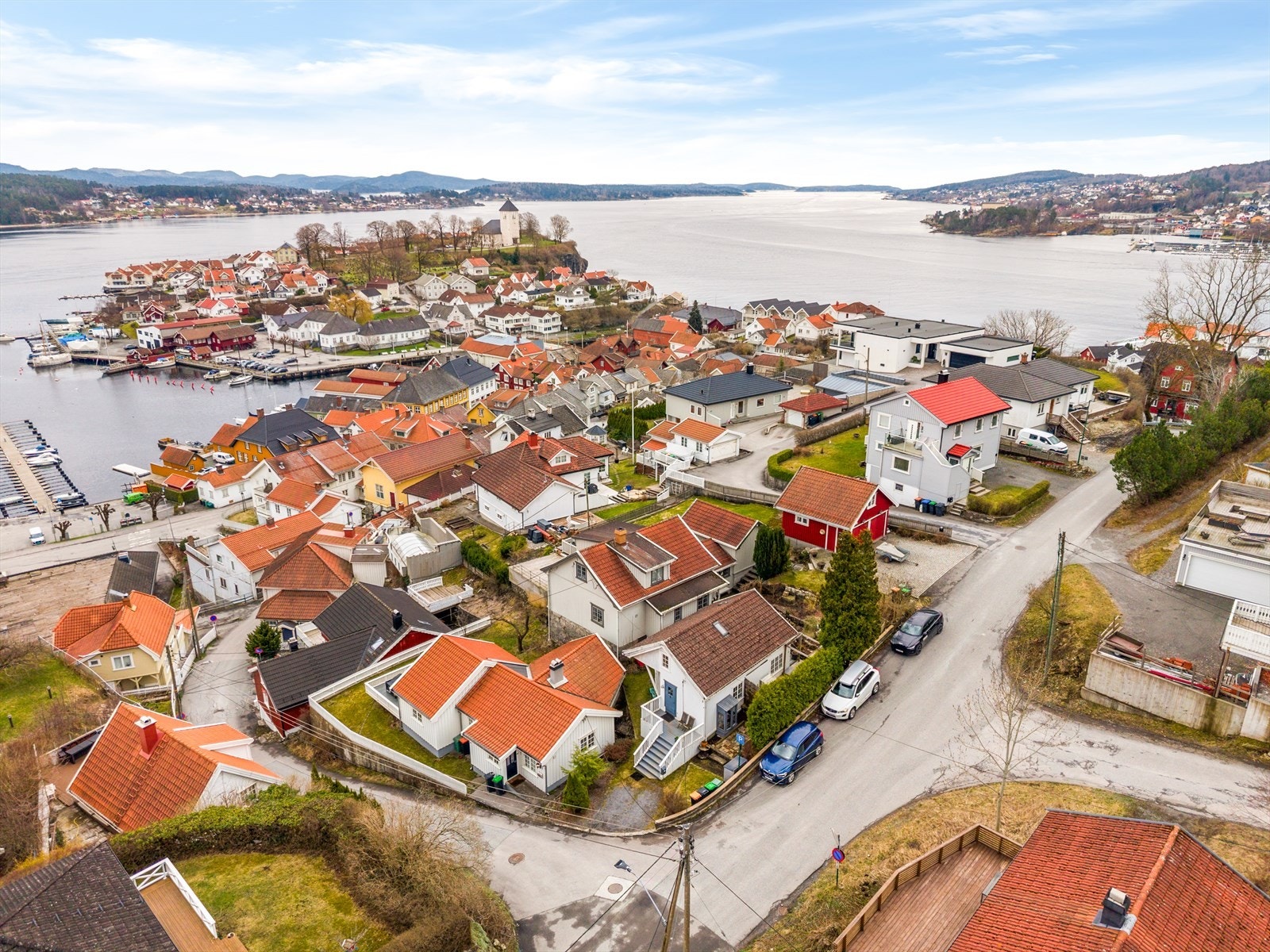 Boligen har en sentral og flott beliggenhet med kort gange ned til Brevik sentrum. Galleribilde
