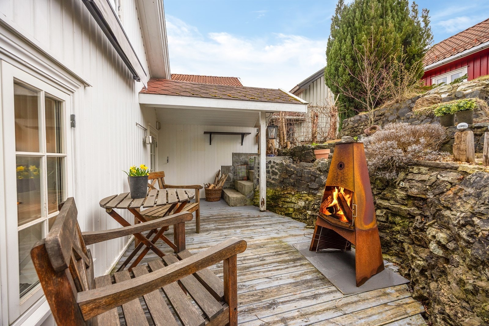 Fra kjøkkenet er det utgang til en hyggelig, delvis overbygd terrasse med plass for utemøbler og grill. Galleribilde