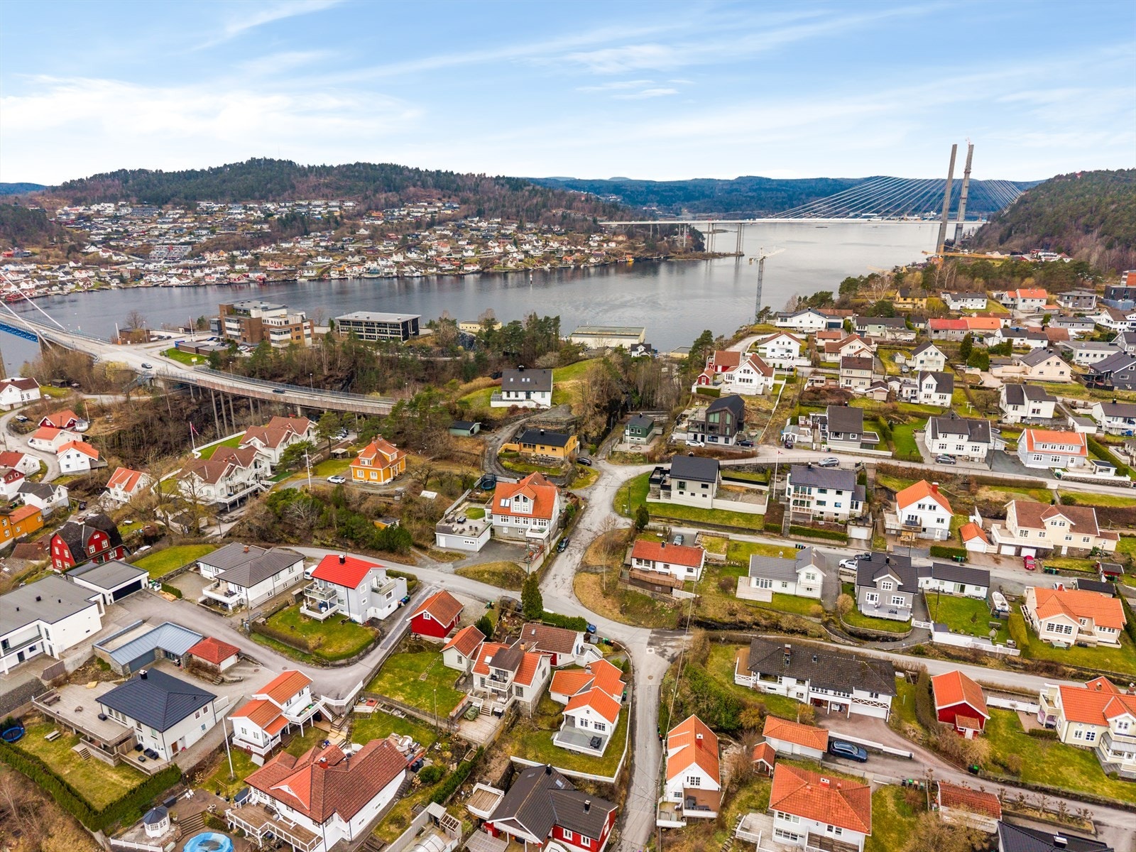 Det er ca. 1,5 km til Brotorvet kjøpesenter med et stort utvalg butikker. I nærområdet ligger også Dammane med flotte turområder, og i tillegg har man Frierstien som går fra Brevik til Skjelsvik. Galleribilde