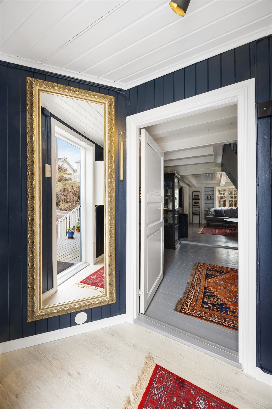 Hyggelig entre som ønsker velkommen inn, hvor det er plass til sko og yttertøy. Galleribilde