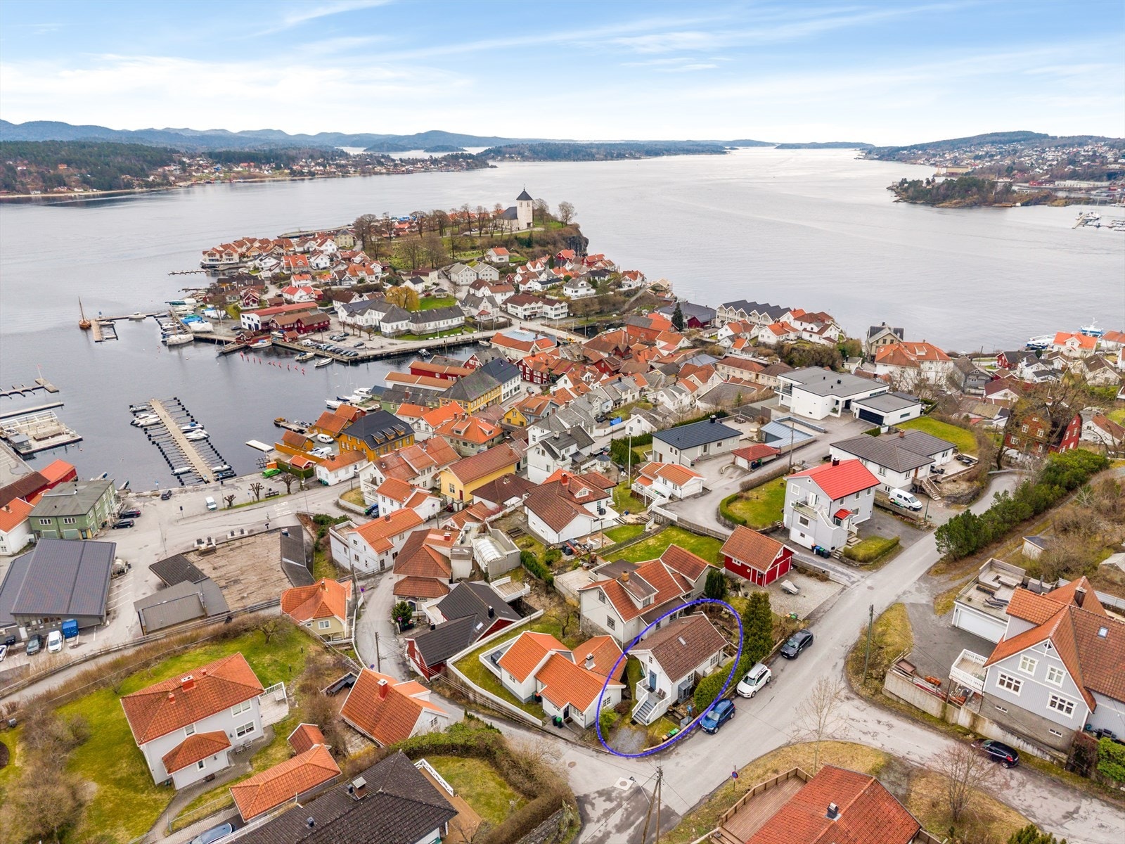 Fra boligen er det kort gange ned til Brevik sentrum med blant annet småbåthavn og populære Sjøloftet. Galleribilde