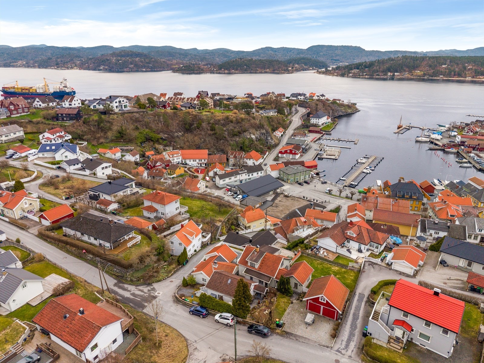 Fra boligen er det kort vei også til barnehage og skole, samt idrettsanlegg med kunstgressbane. Galleribilde