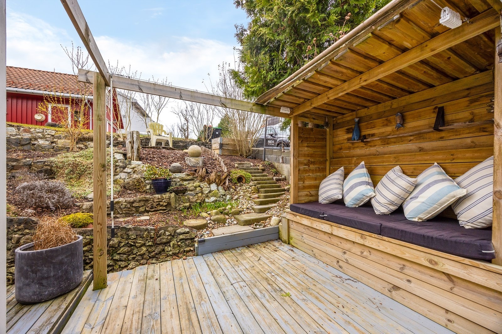 Videre er det ut til terrasse med pergola, hvor det er etablert koselig, overbygd sitteplass. Galleribilde