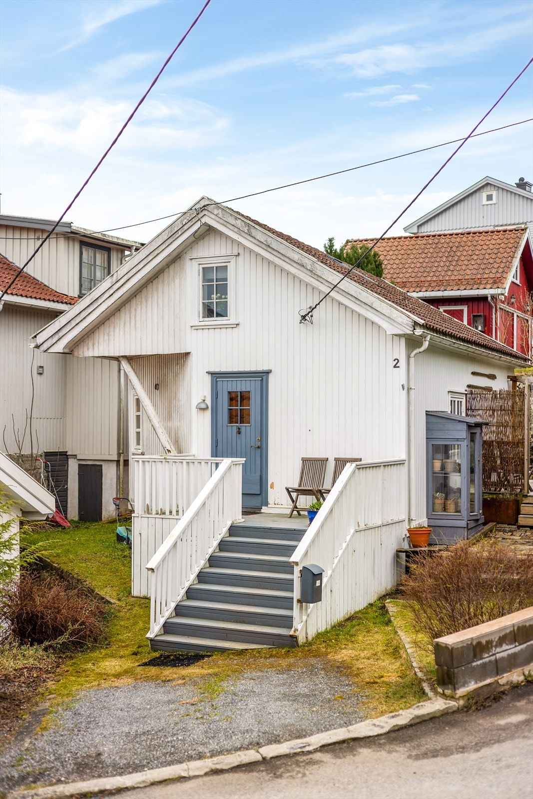 Koselig tomt som er pent opparbeidet med plen, variert beplanting og gruset gårdsplass. Galleribilde