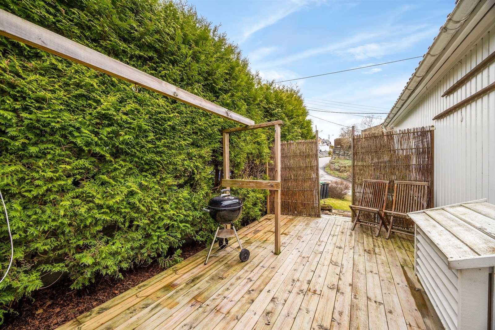 Terrasse med pergola er oppført uten at dette er søkt om og uten at eventuell nødvendig godkjennelse er gitt av kommunen. Deler av boligen og opparbeidet uteareal rundt boligen er oppført/ opparbeidet utenfor eiendommens tomtegrenser. Galleribilde