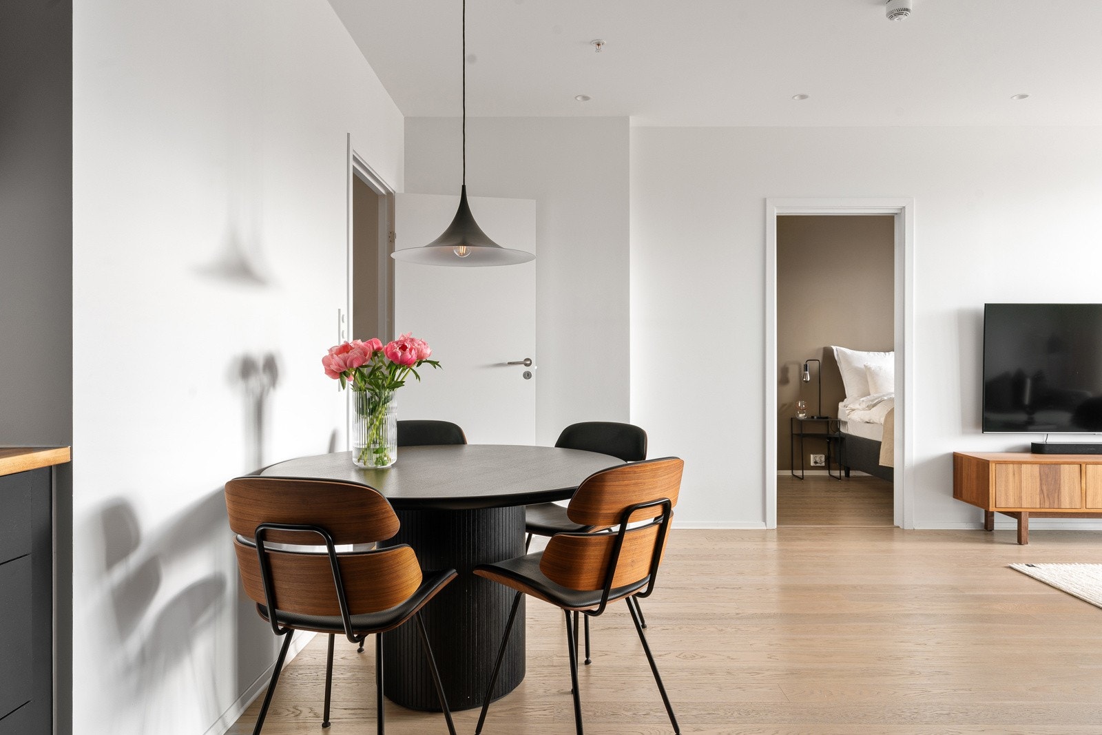 I felleskostnadene er det mye inkludert, som bl.a. oppvarming og varmtvann (a-konto) og felles forsikring.